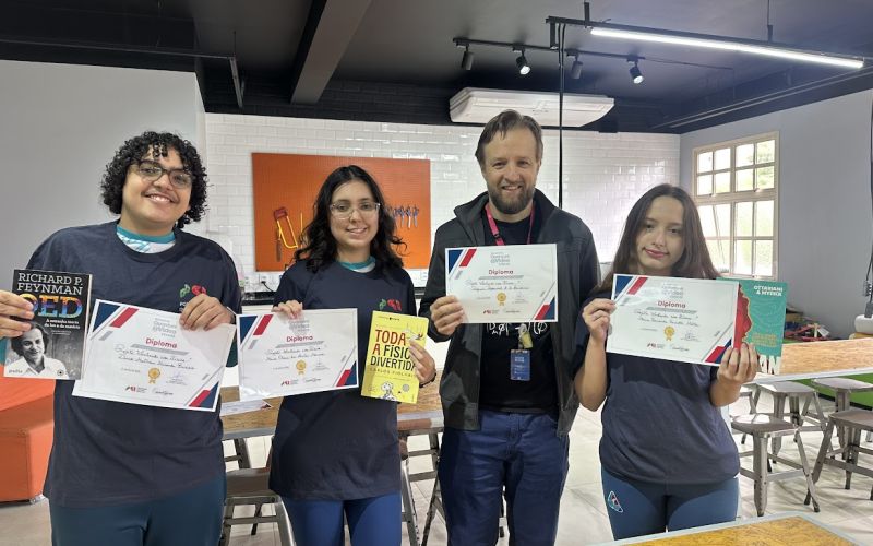 Estudantes do Colégio Espírito Santo aprendem Física Quântica na prática