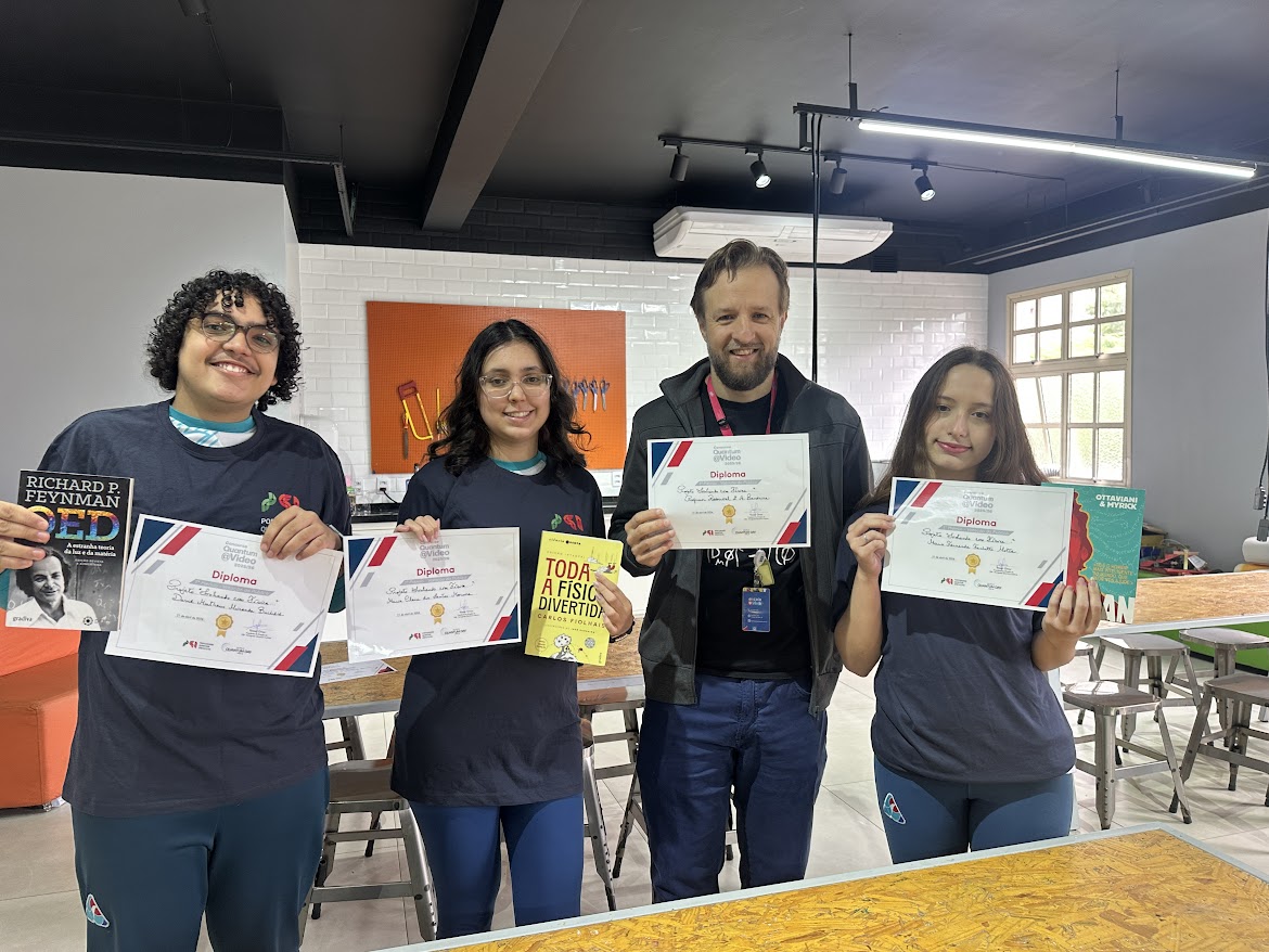 alunos do ensino medio e o professor do projeto
